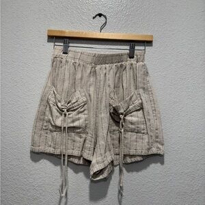 Cream and white linen shorts with pockets size small